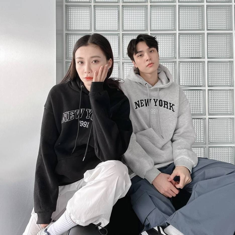 女模穿厚磅內刷毛刺繡 New York 帽T黑色和男模穿厚磅內刷毛刺繡 New York 帽T淺灰色穿搭照