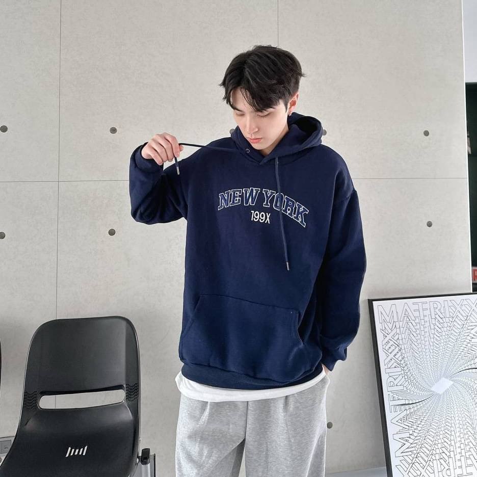 男模穿厚磅內刷毛刺繡 New York 帽T深藍色穿搭照