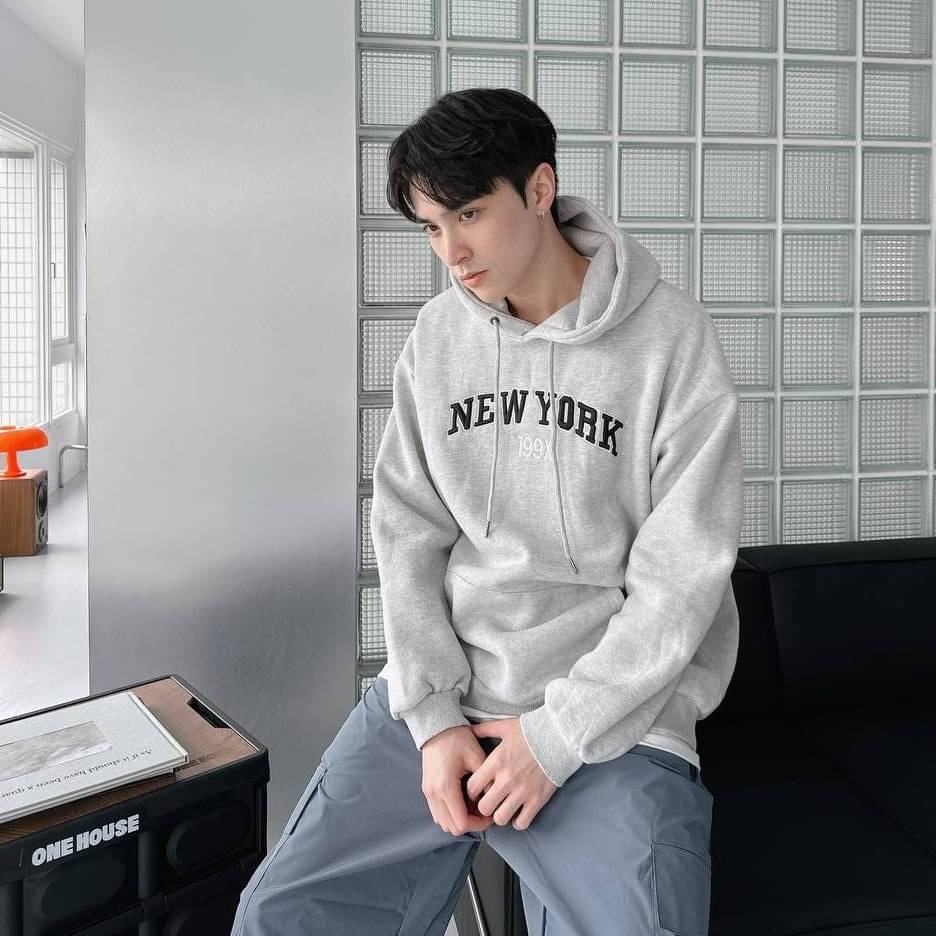 男模穿厚磅內刷毛刺繡 New York 帽T淺灰色穿搭照