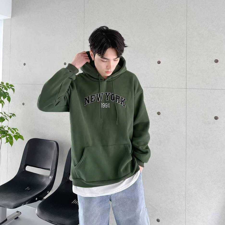 男模穿厚磅內刷毛刺繡 New York 帽T綠色穿搭照