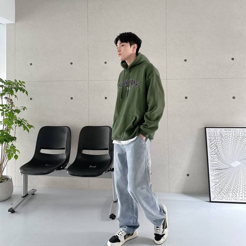 男模穿厚磅內刷毛刺繡 New York 帽T綠色穿搭照