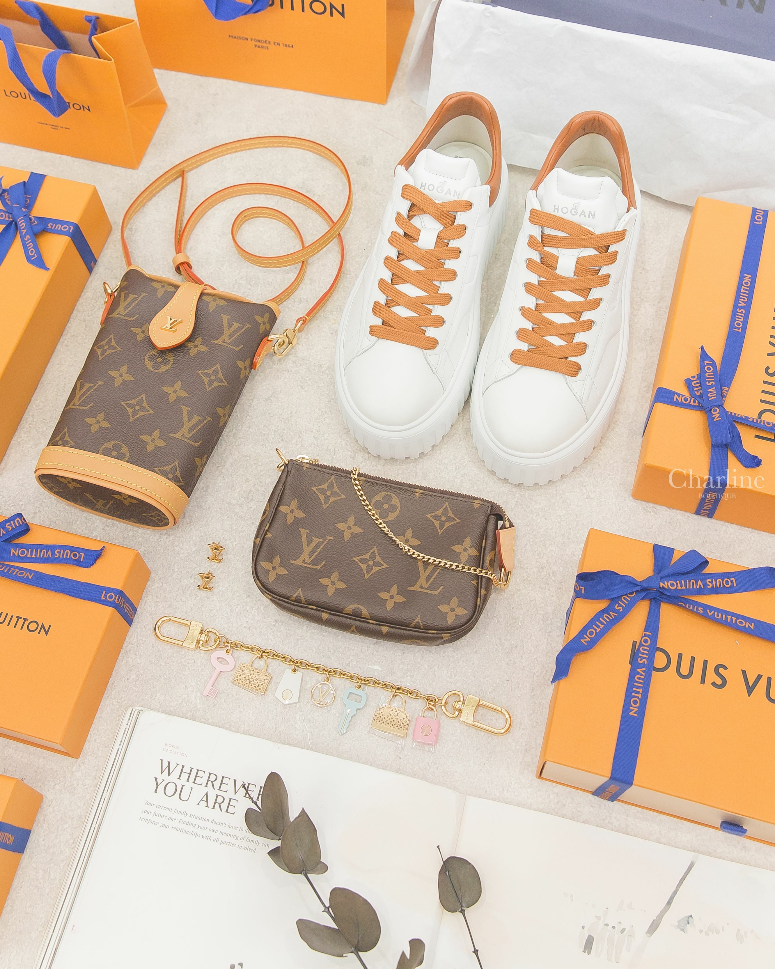 Louis Vuitton Iconics Chain Bag Charm 粉白藍鎖頭鑰匙金色包包垂墜金鍊吊飾,Louis Vuitton 咖啡色老花帆布金色LV肩背包,咖啡色老花迷你手袋鏈帶包-Charline Boutique 精品代購