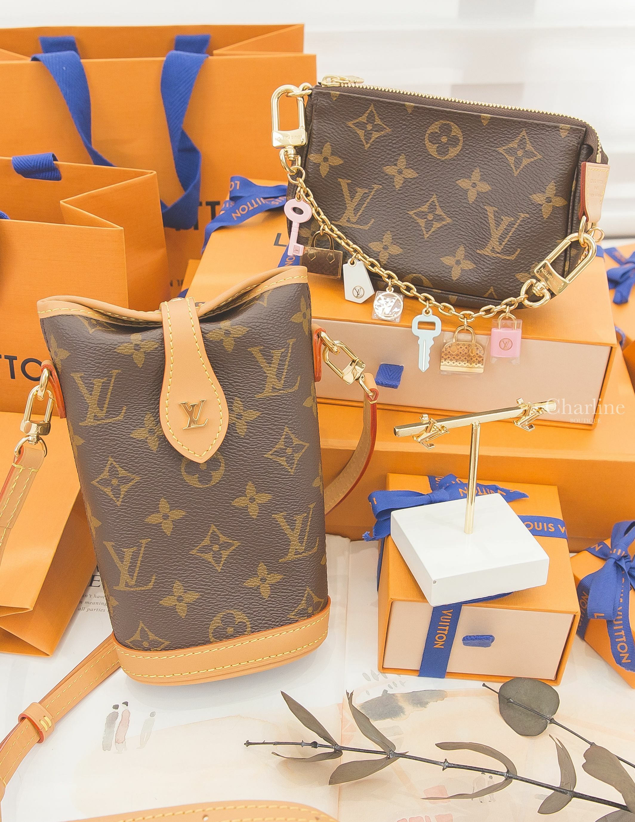 Louis Vuitton Iconics Chain Bag Charm 粉白藍鎖頭鑰匙金色包包垂墜金鍊吊飾,咖啡色老花帆布金色LV肩背包,咖啡色老花迷你手袋鏈帶包,金色字母耳環-Charline Boutique 精品代購