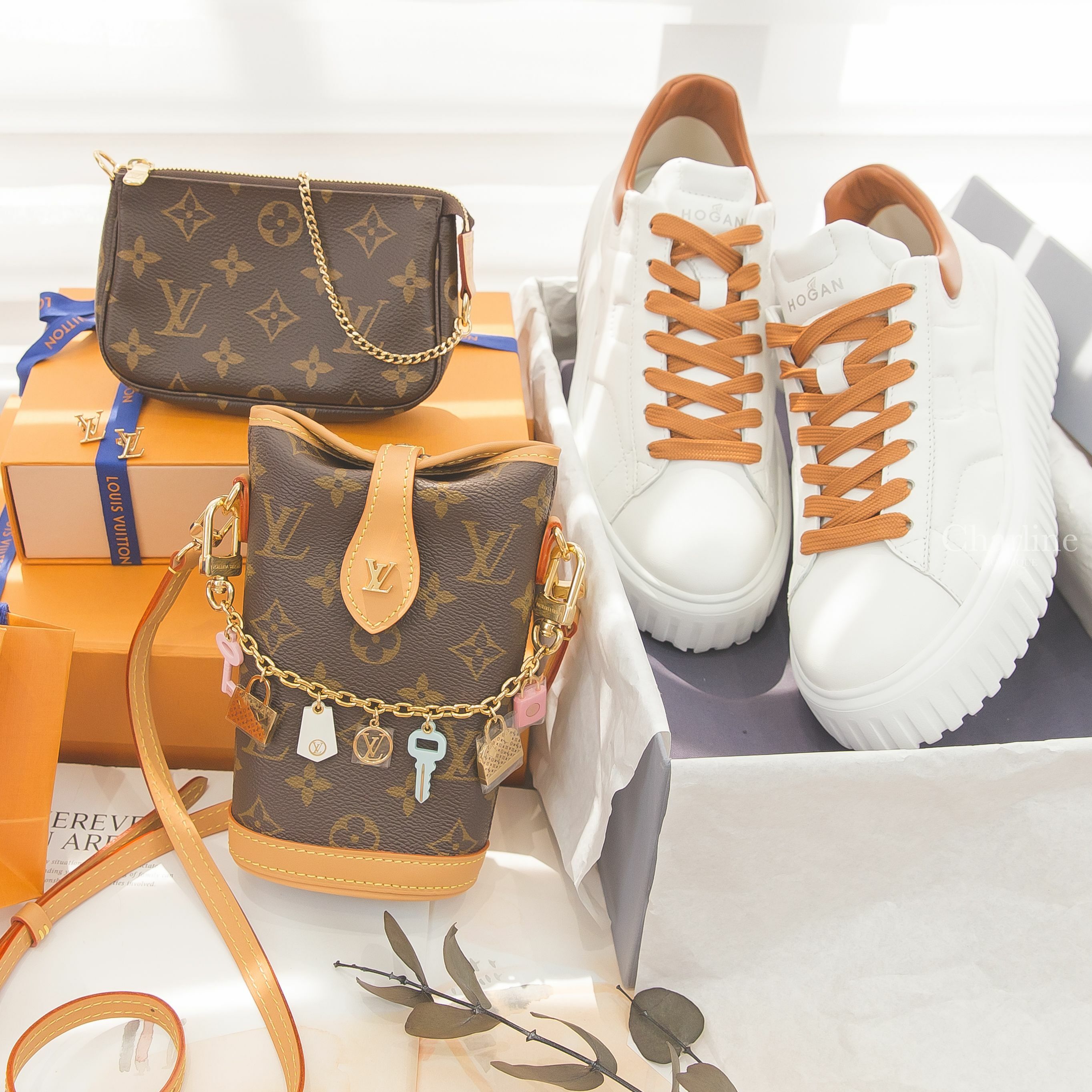 Louis Vuitton Iconics Chain Bag Charm 粉白藍鎖頭鑰匙金色包包垂墜金鍊吊飾,Louis Vuitton 咖啡色老花帆布金色LV肩背包,咖啡色老花迷你手袋鏈帶包-Charline Boutique 精品代購