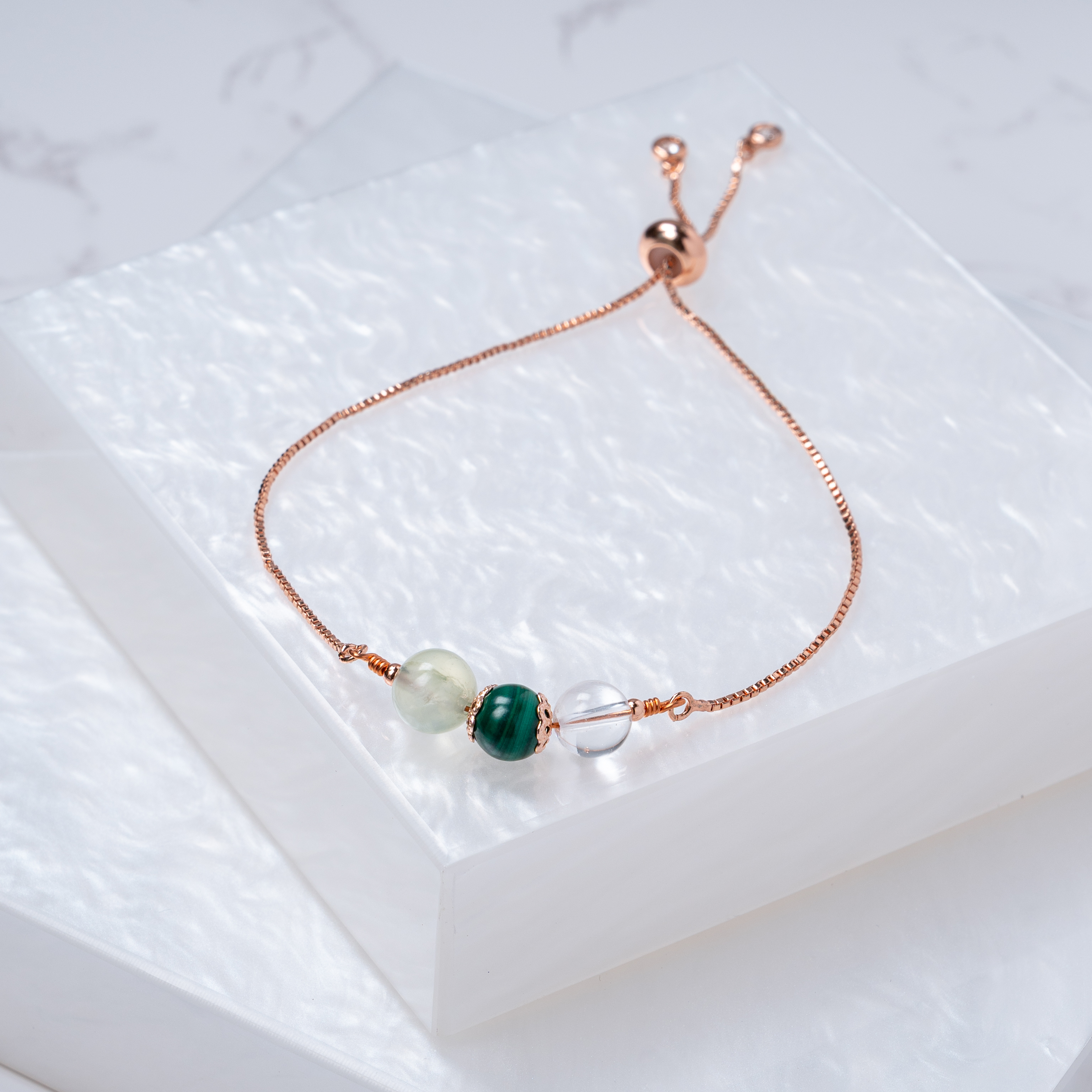 【葡萄石﹒孔雀石﹒白水晶】拉式手鍊