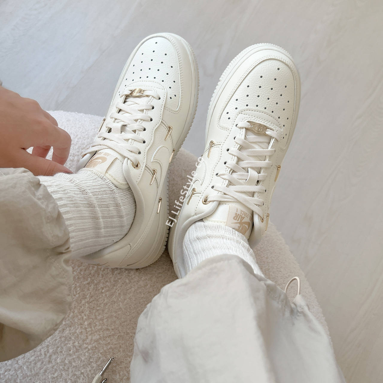 NIKE AIR FORCE 1 AF1 小金勾 四勾 牛奶白 乳白色 小白鞋 女鞋 FV3654-111 / 現貨+調貨