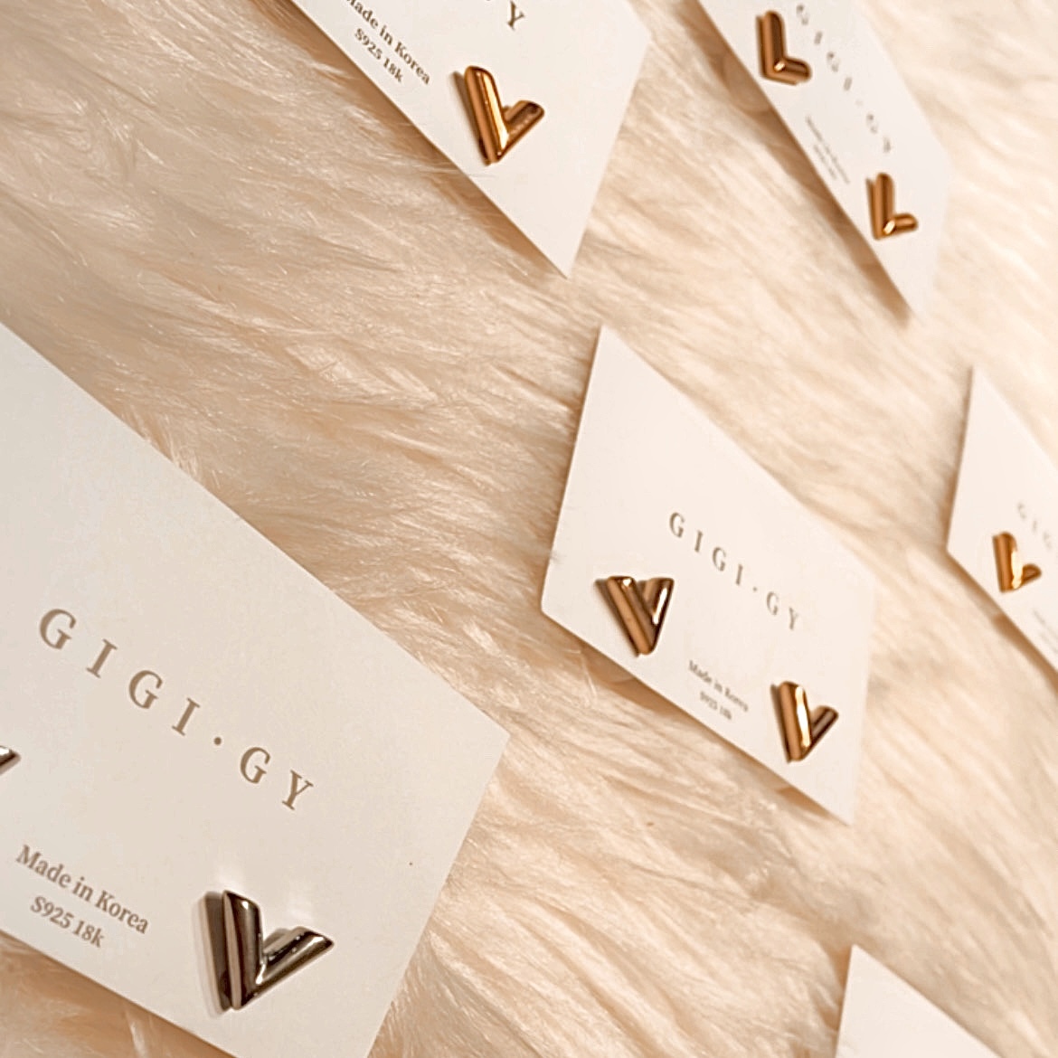 經典V字翻玩耳釘