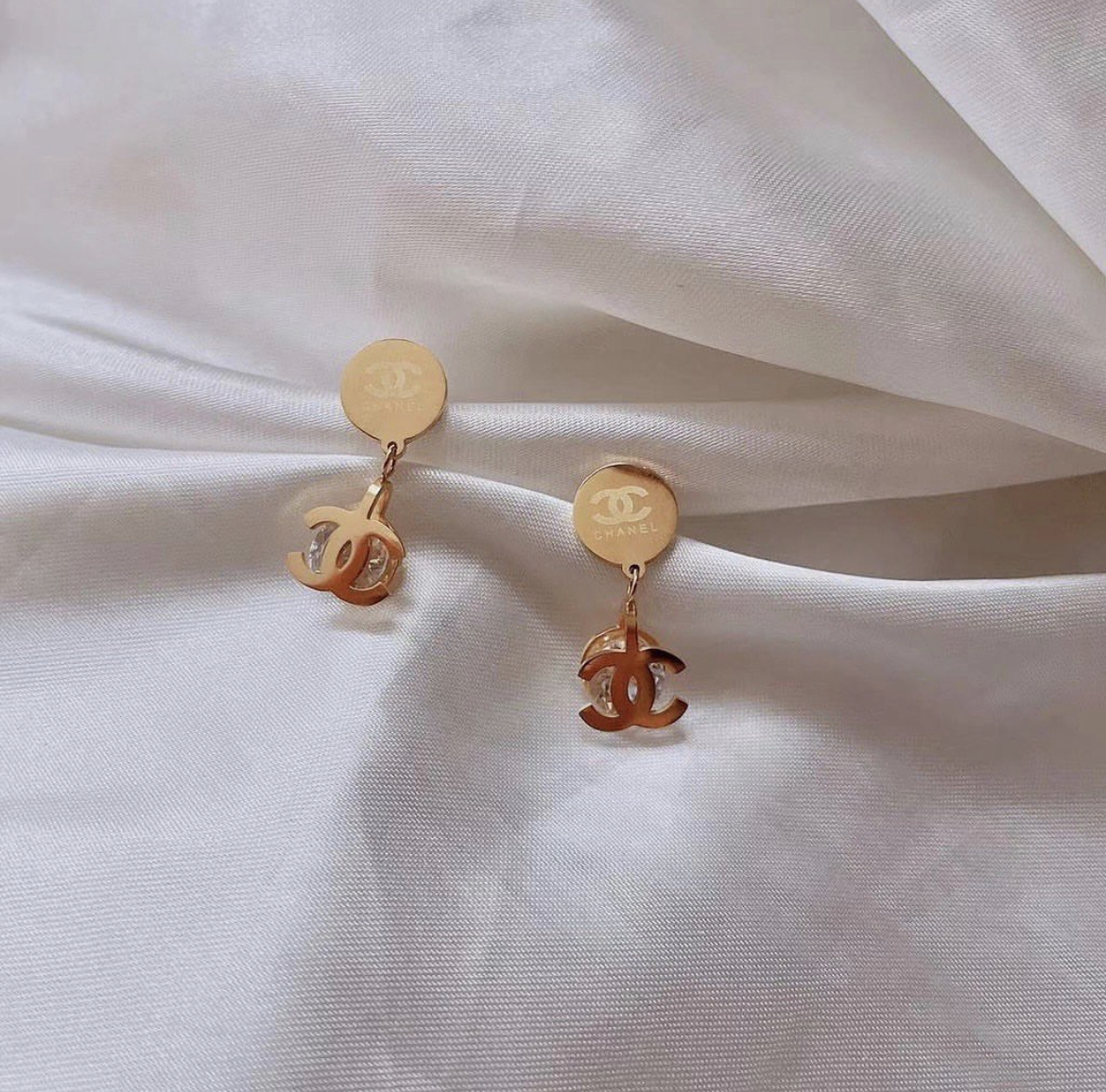 香奶奶雙c logo 小金牌水鑽墜