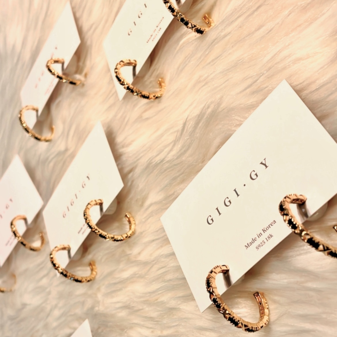 金黑鑽鏤空c圈耳釘