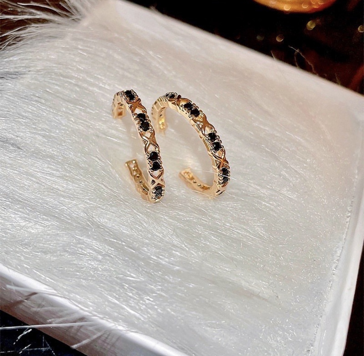 金黑鑽鏤空c圈耳釘