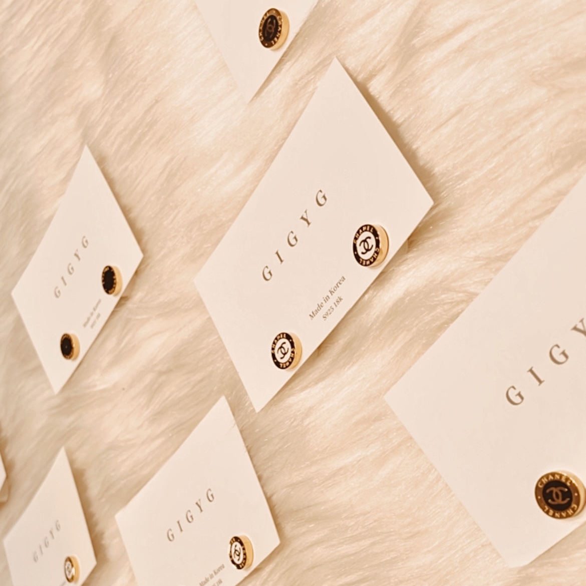 香奶奶白黑滴釉 金框雙c圓翻玩耳釘