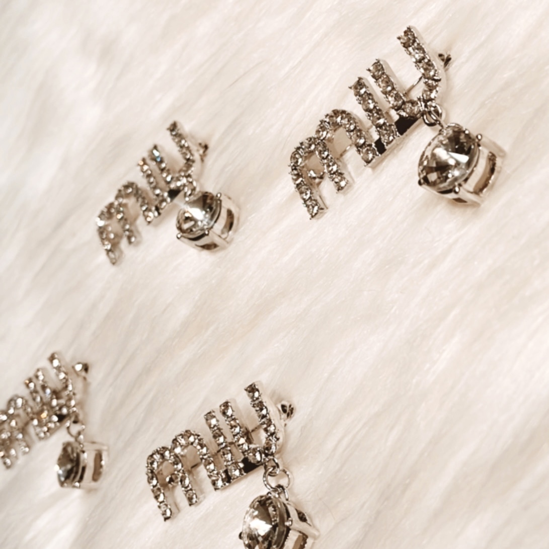 miu銀水讚 立體英字胸針