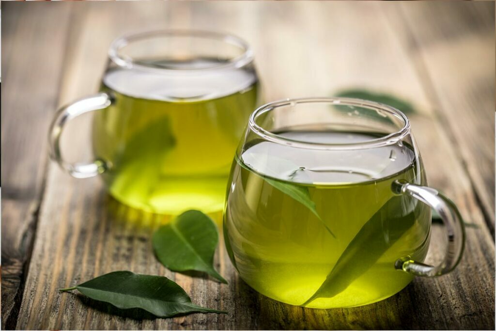 日常生活中茶飲占比最高的茶類是綠茶(約占45%)，綠茶的好處多多，充滿多種有機物營養價值高，能幫助身體調節、維持健康，尤其是綠茶中的兒茶素具有抗菌功效，幫助減輕喉嚨的不適，茶多酚更具抗氧化效果。每日健康保養　來一杯綠茶吧！