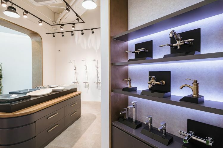 室內有許多衛浴設備