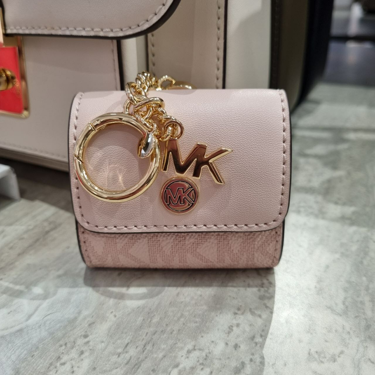 [S] MICHAEL KORS 35S3GTVL0O JET SET TRAVEL CASE FOR AIRPODS,LT POWDER BLUSH, 196163775326 (SMK631)