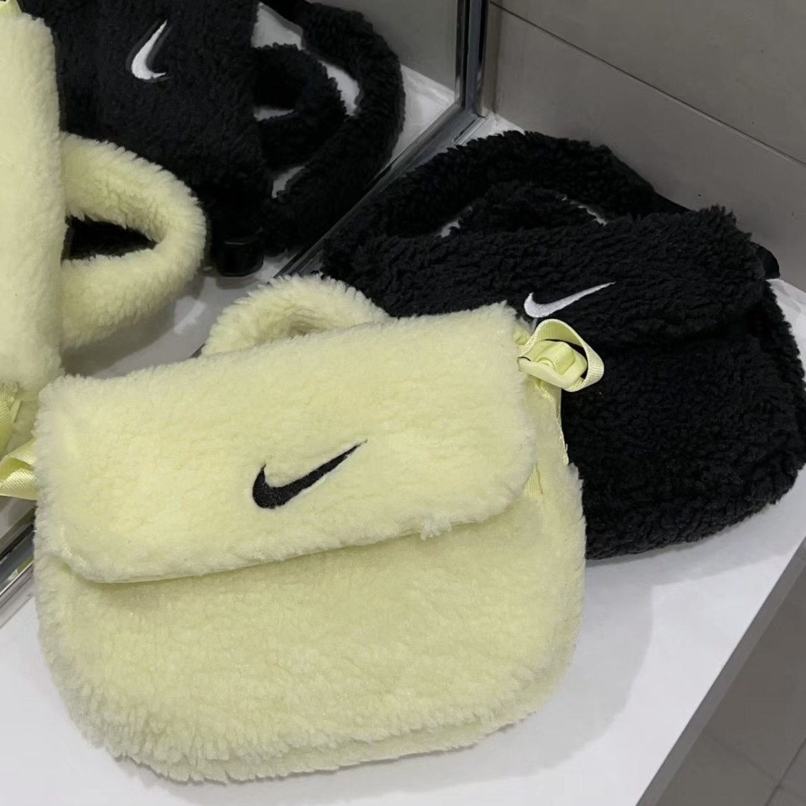 Nike 羊羔毛小包 郵差包 迷你包 有提把可肩背