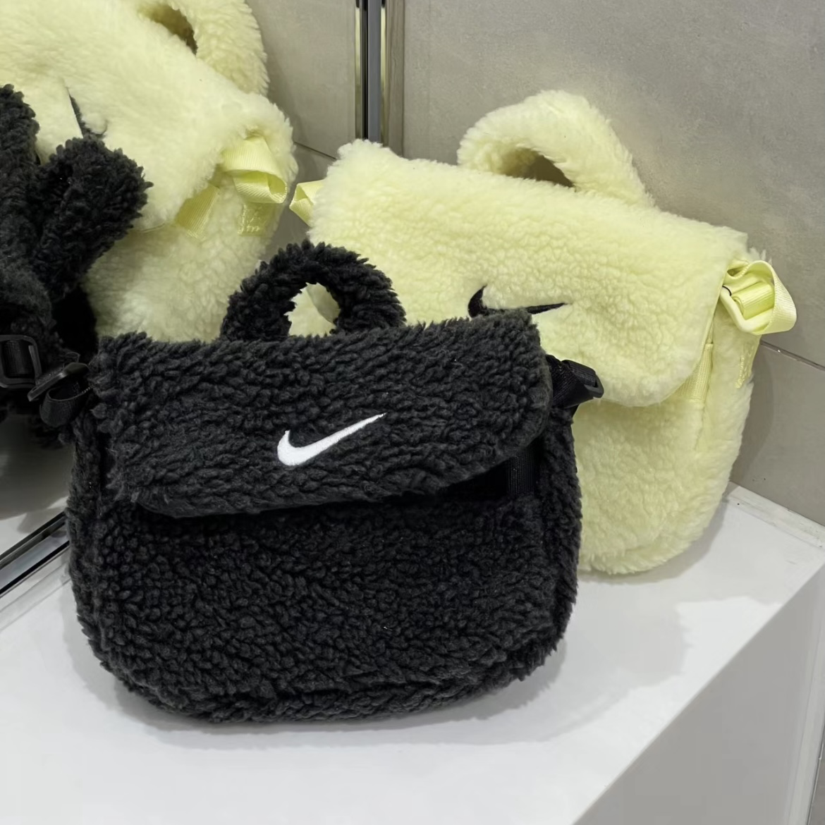 Nike 羊羔毛小包 郵差包 迷你包 有提把可肩背