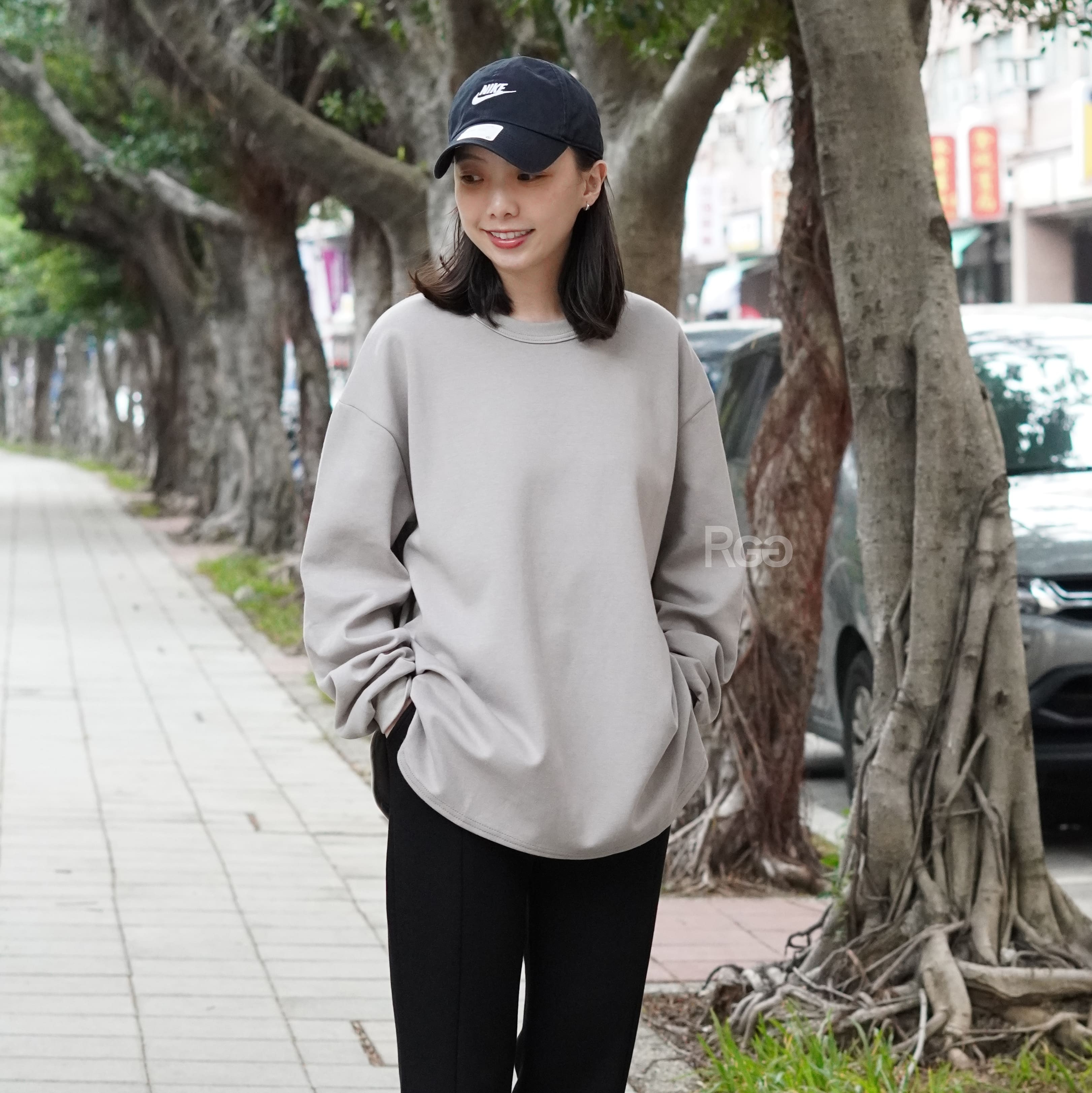 女模著台灣製太空棉落肩圓弧下擺長T沙色穿搭照