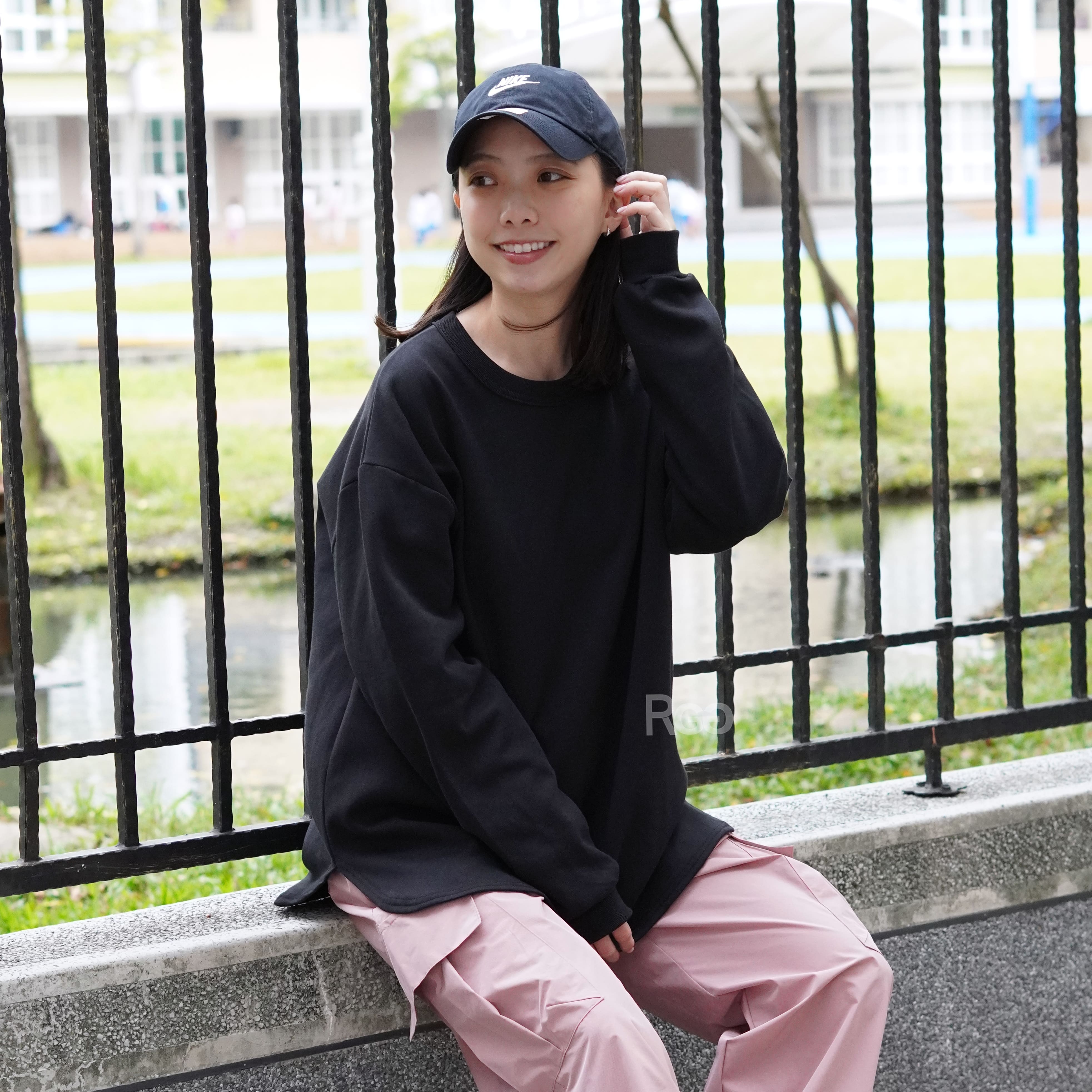 女模著台灣製太空棉落肩圓弧下擺長T黑色穿搭照