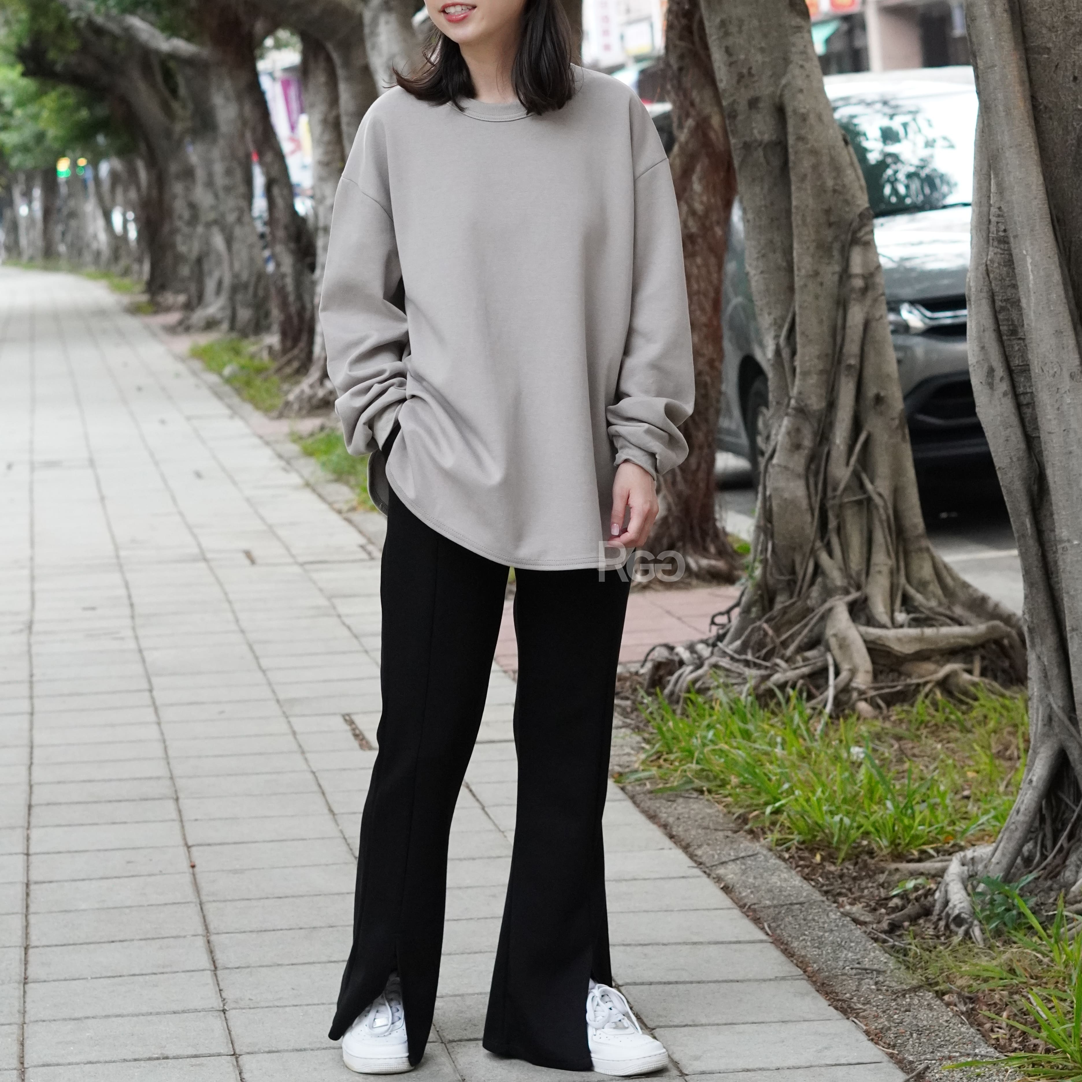 女模著台灣製太空棉落肩圓弧下擺長T沙色穿搭照