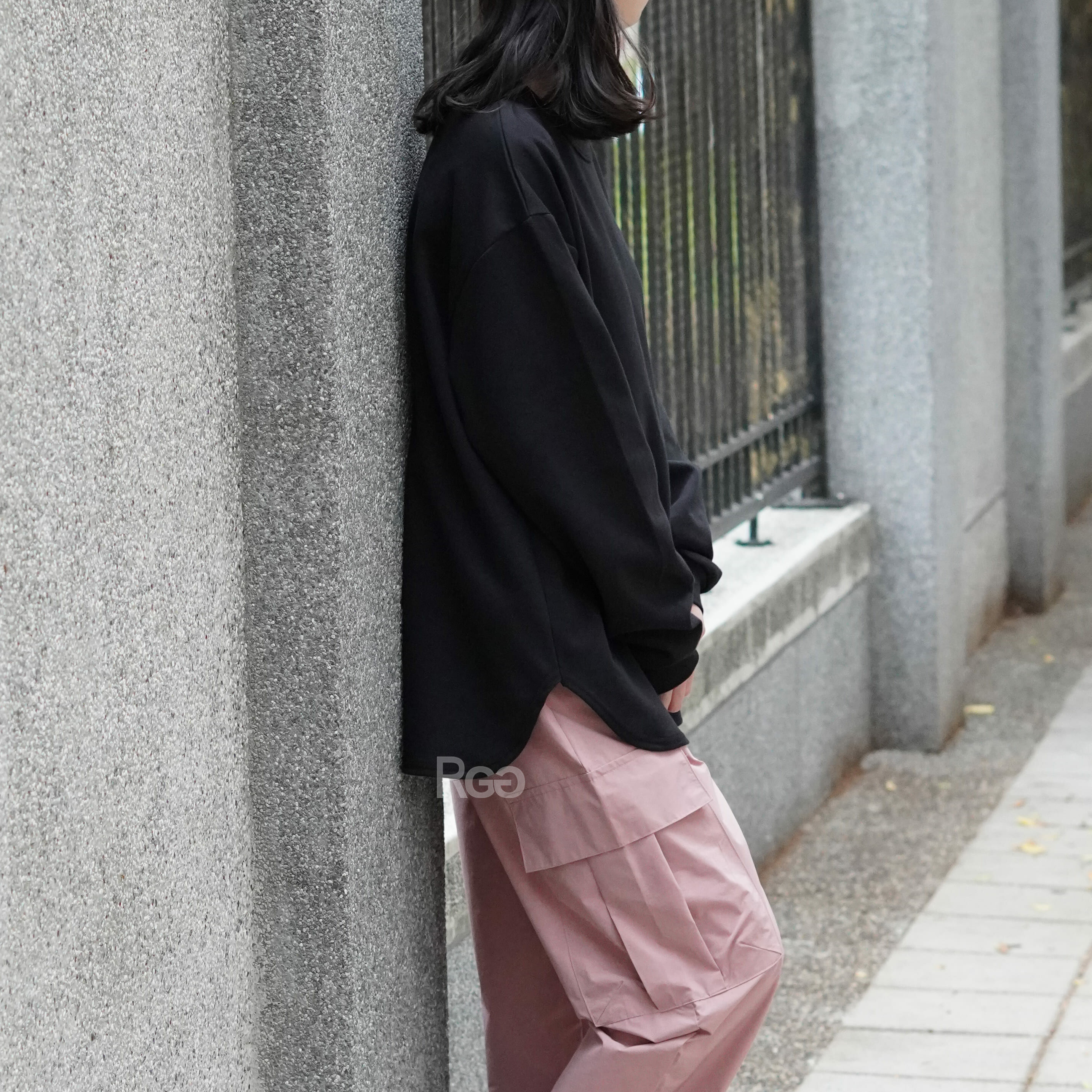 女模著台灣製太空棉落肩圓弧下擺長T黑色穿搭照