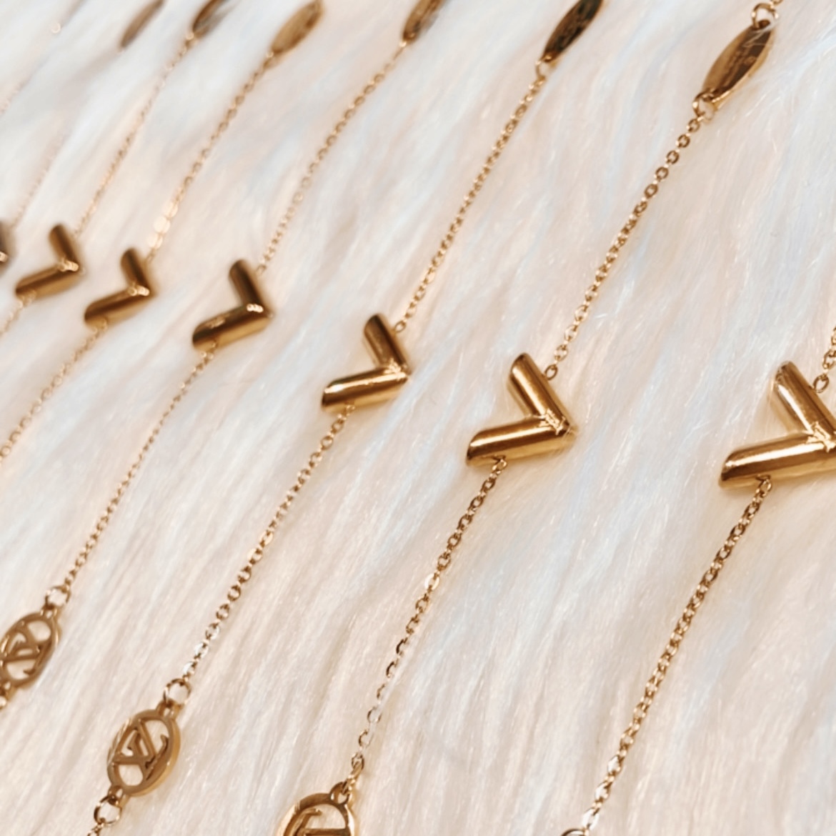 小lv 經典v字翻玩手鍊