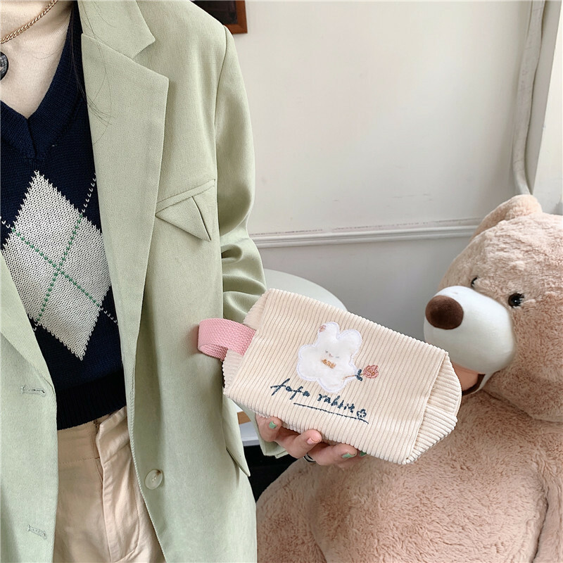 《3169》刺繡兔兔造型燈芯絨小包