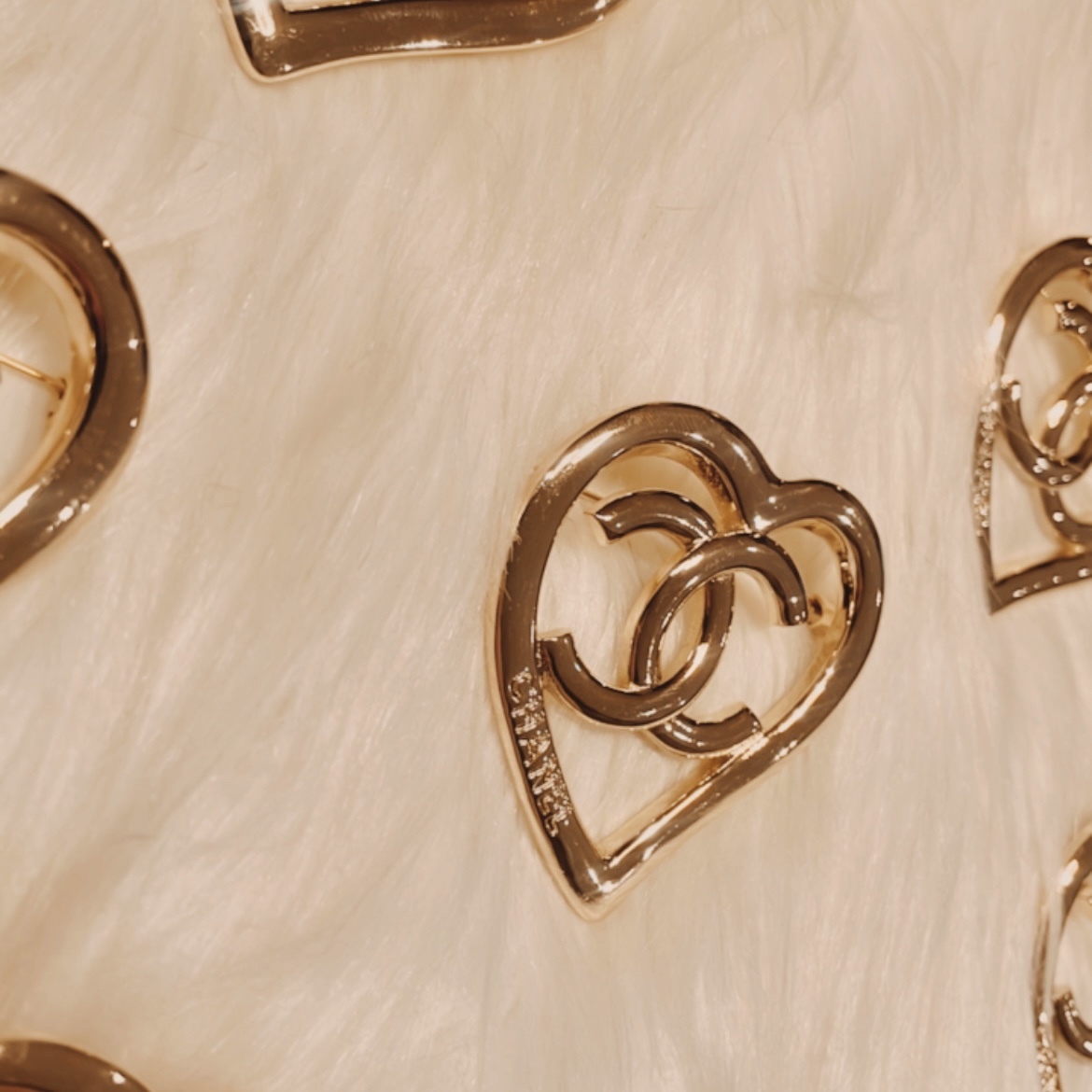 香奶奶金桃心 鏤空雙c翻玩胸針