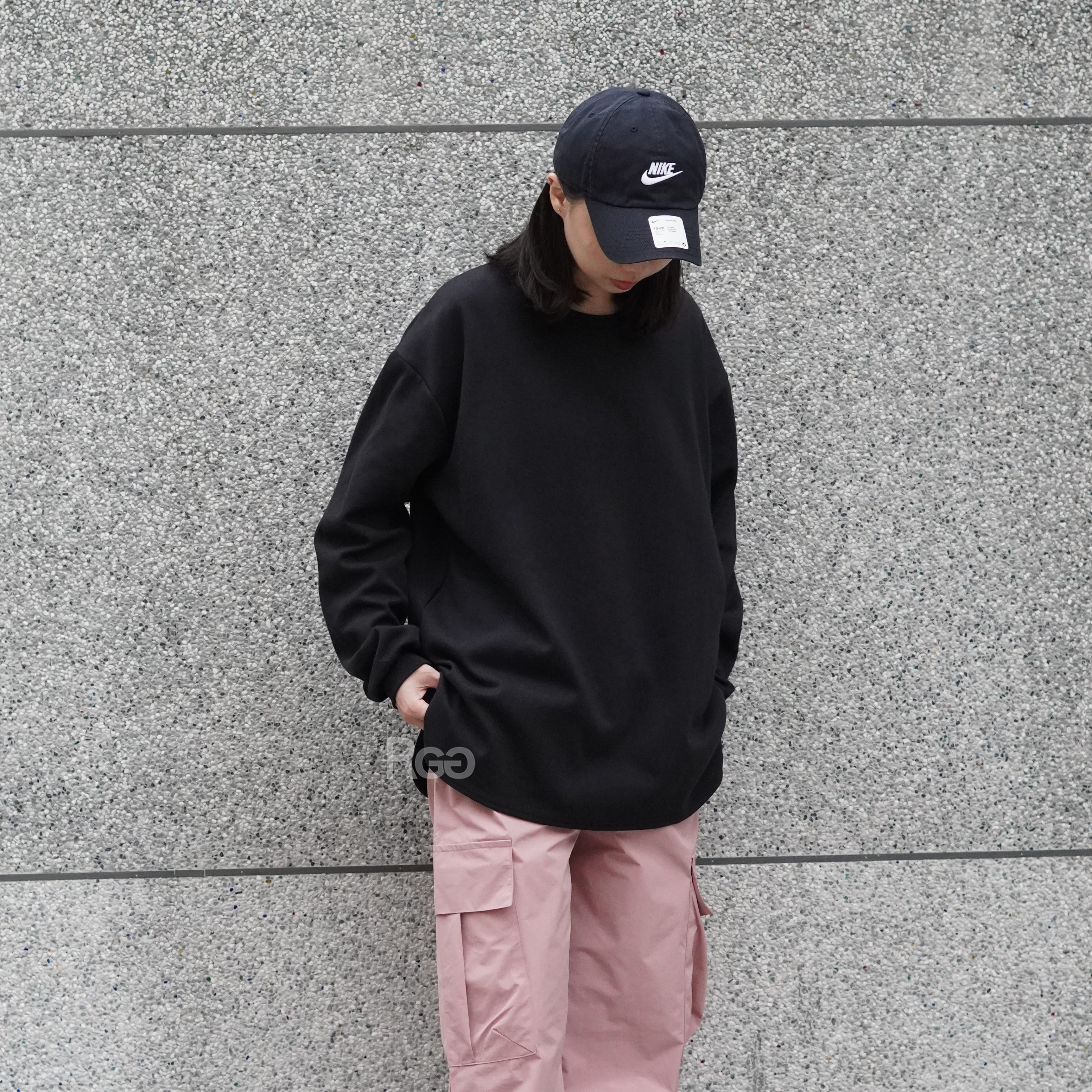 女模著台灣製太空棉落肩圓弧下擺長T黑色穿搭照