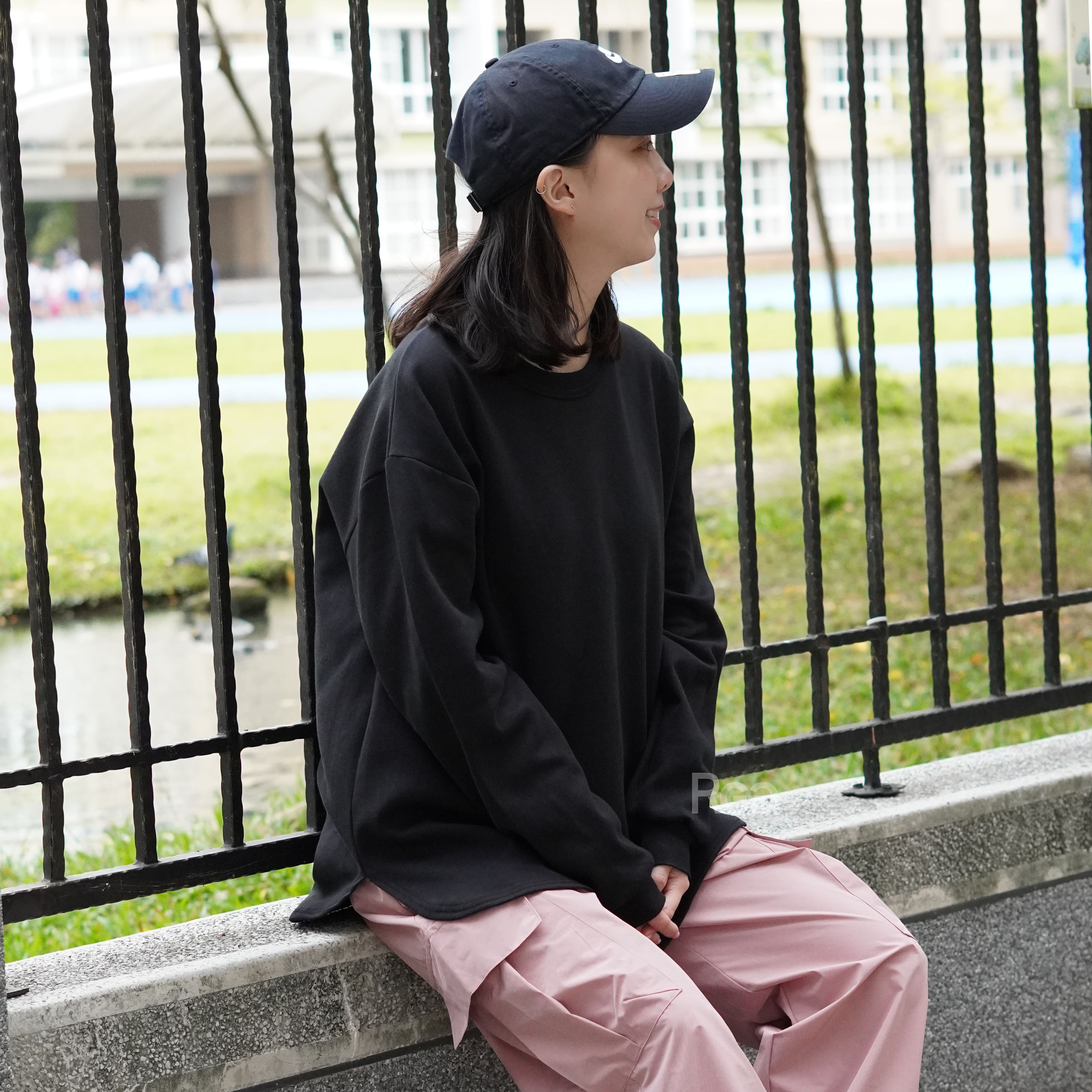 女模著台灣製太空棉落肩圓弧下擺長T黑色穿搭照