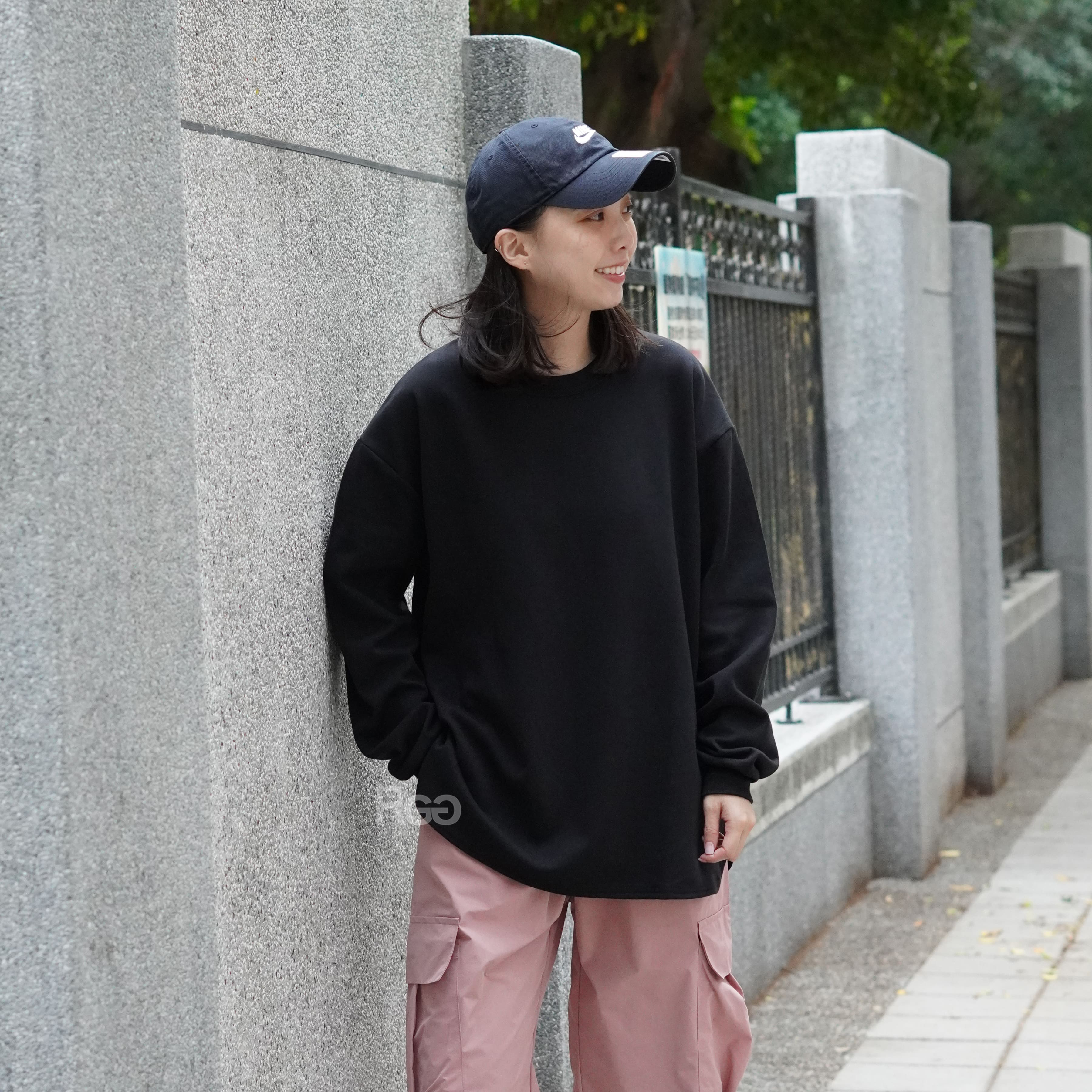 女模著台灣製太空棉落肩圓弧下擺長T黑色穿搭照