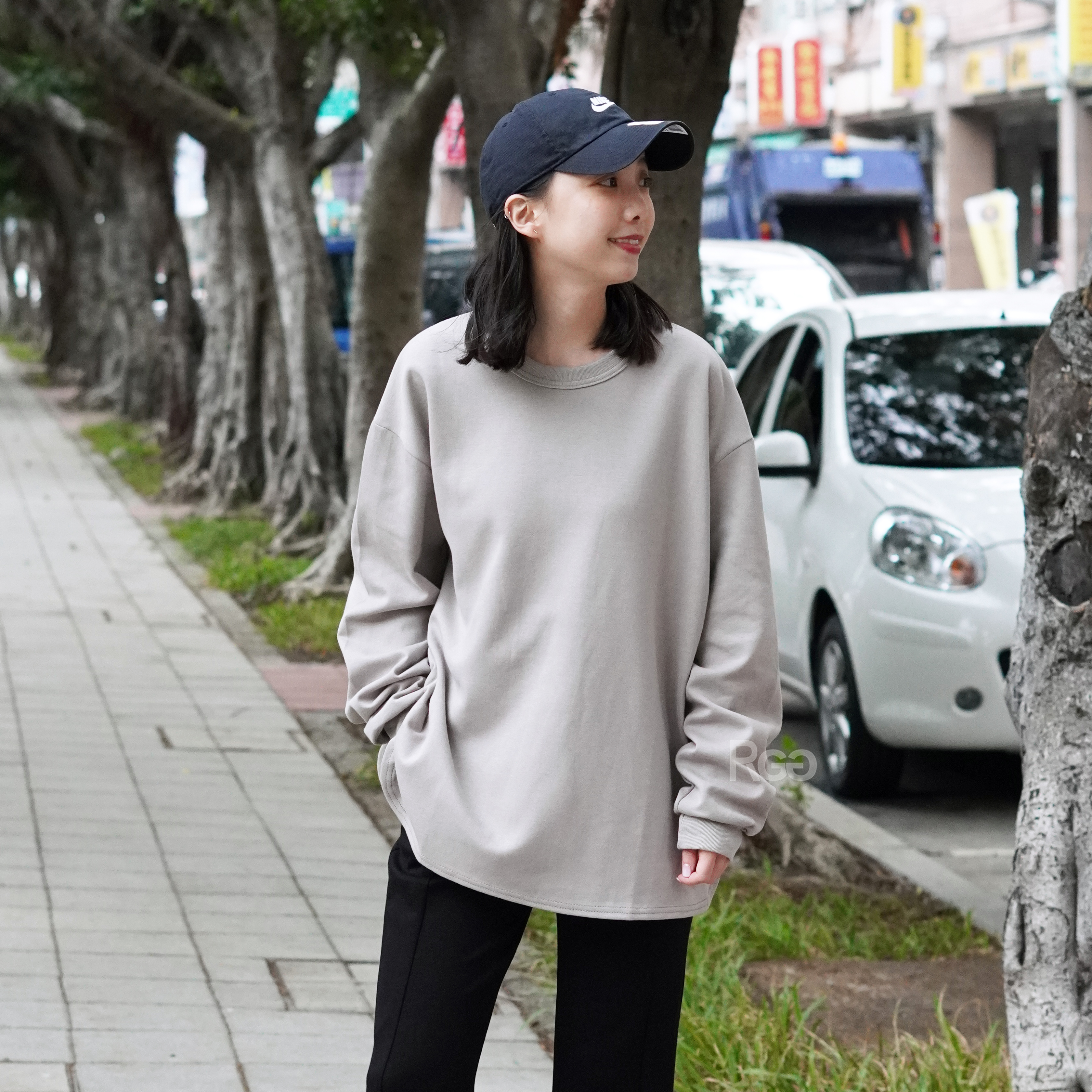 女模著台灣製太空棉落肩圓弧下擺長T沙色穿搭照