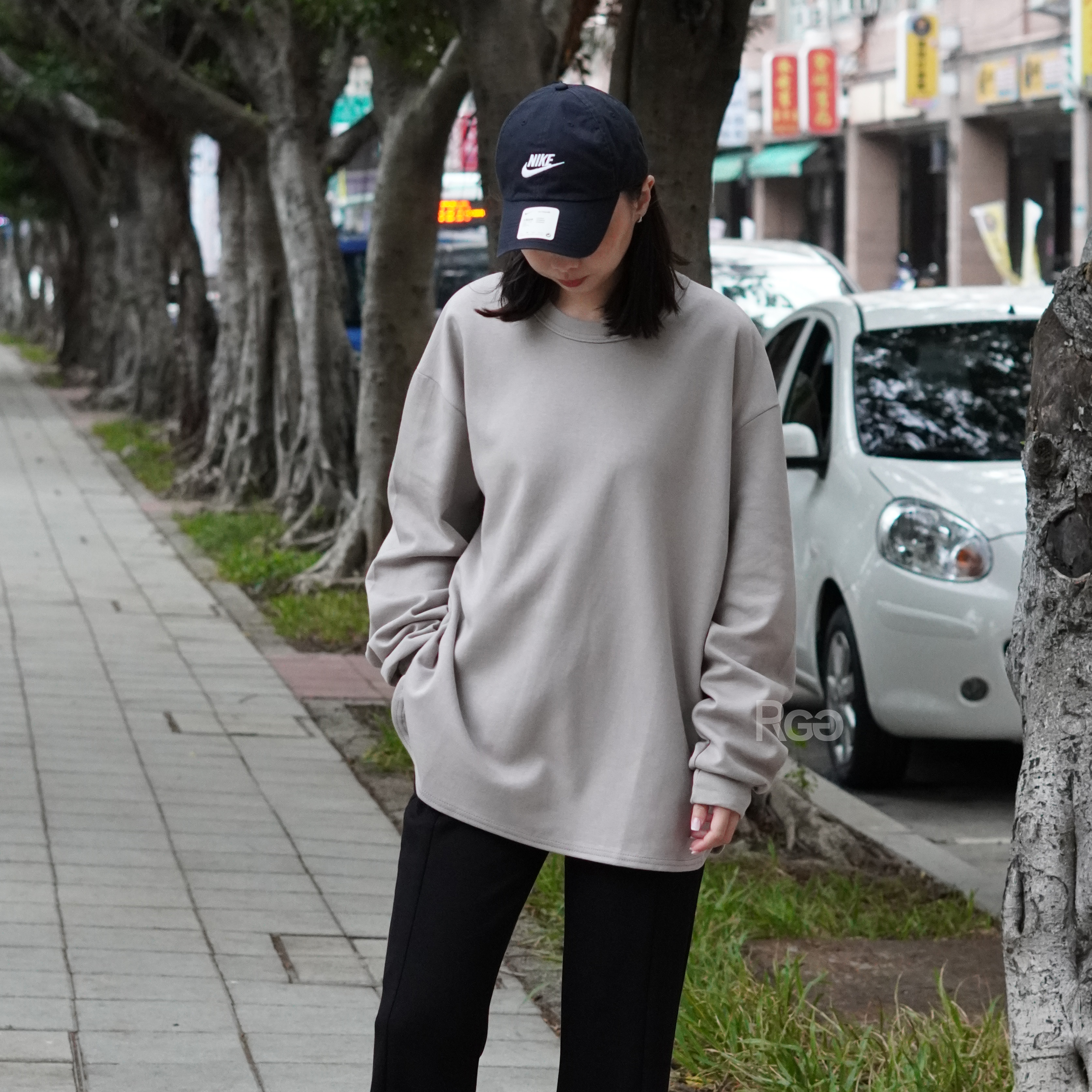 女模著台灣製太空棉落肩圓弧下擺長T沙色穿搭照