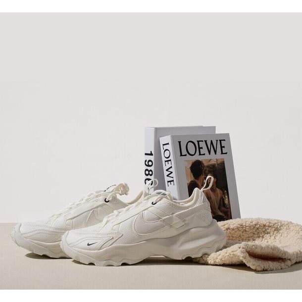 Nike TC7900 網美鞋 老爹鞋 奶油白 反光 DD9682100