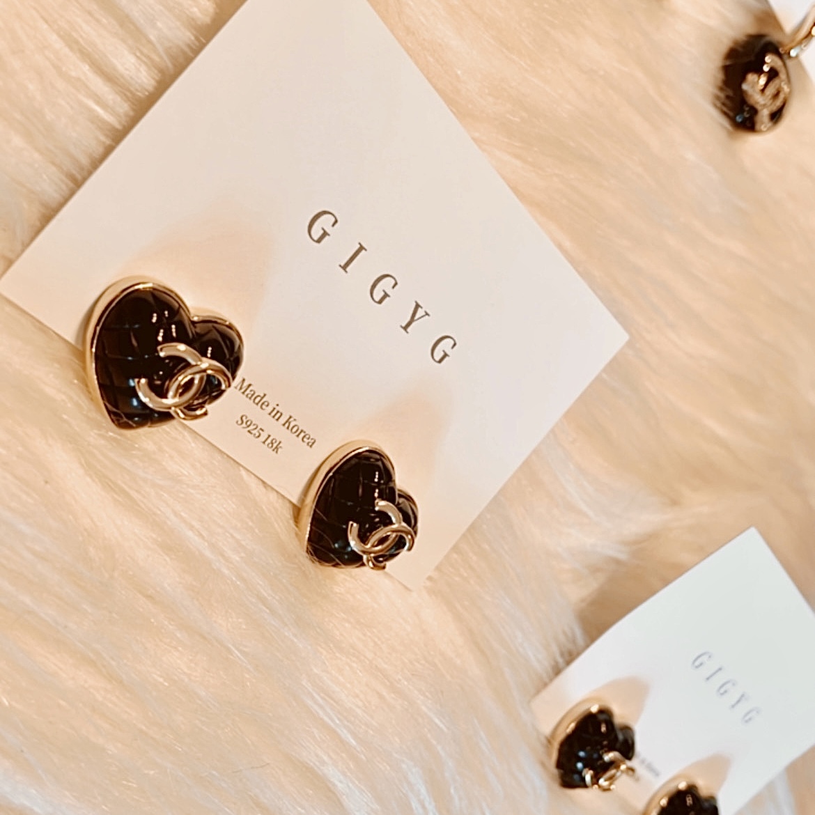 香奶奶黑金絕美菱格紋 桃心翻玩耳钉