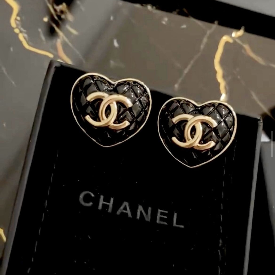 香奶奶黑金絕美菱格紋 桃心翻玩耳钉