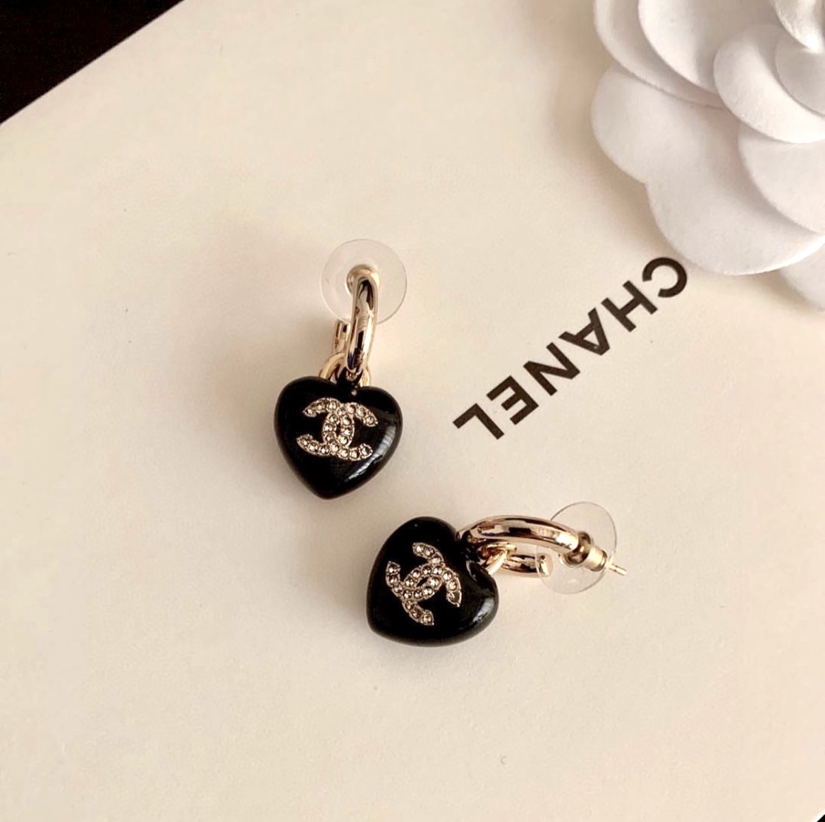 香奶奶 黑金鑽桃心雙c翻玩耳釘墜