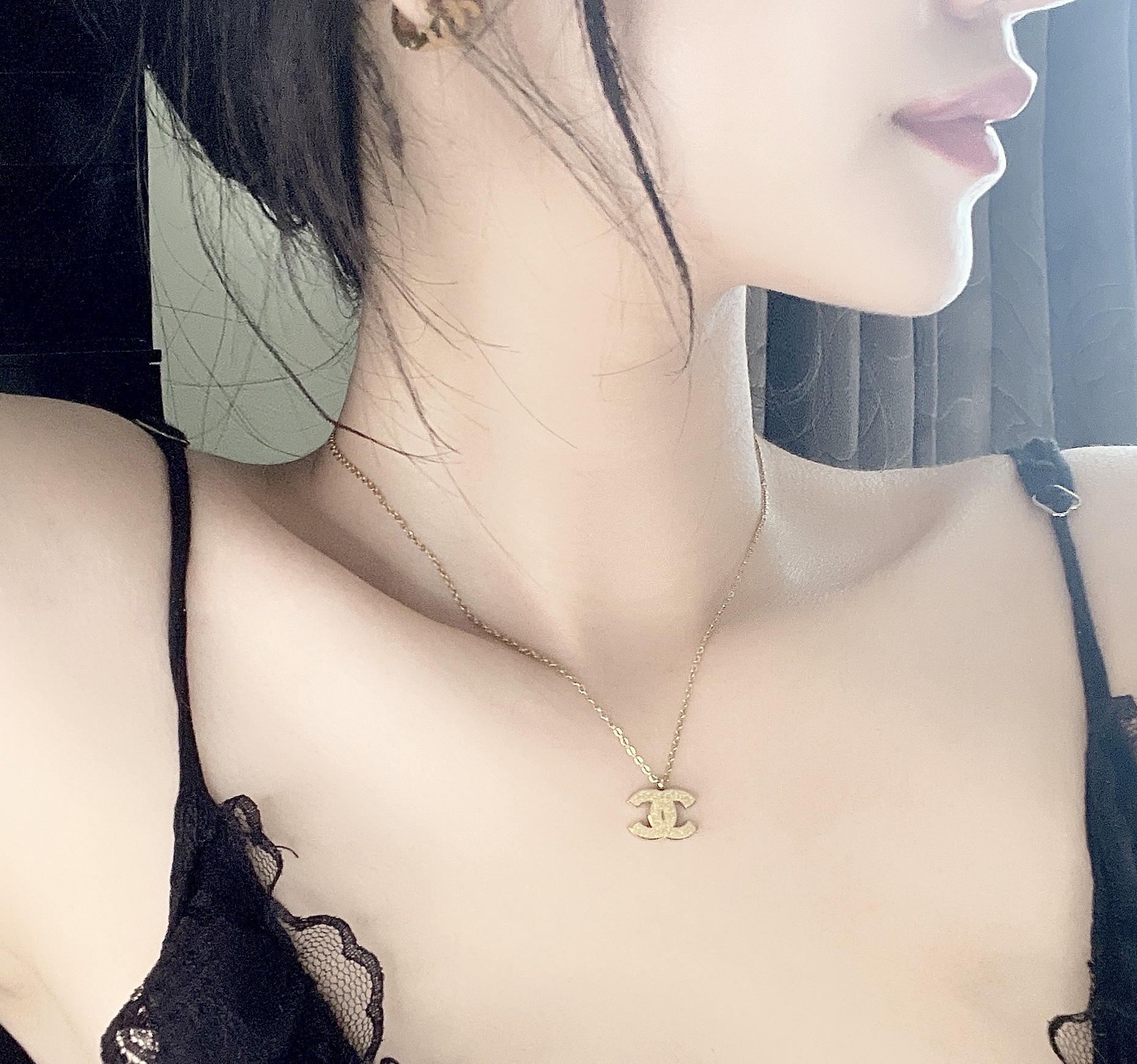 香奶奶金碎鑽 logo 鎖骨翻玩項鍊