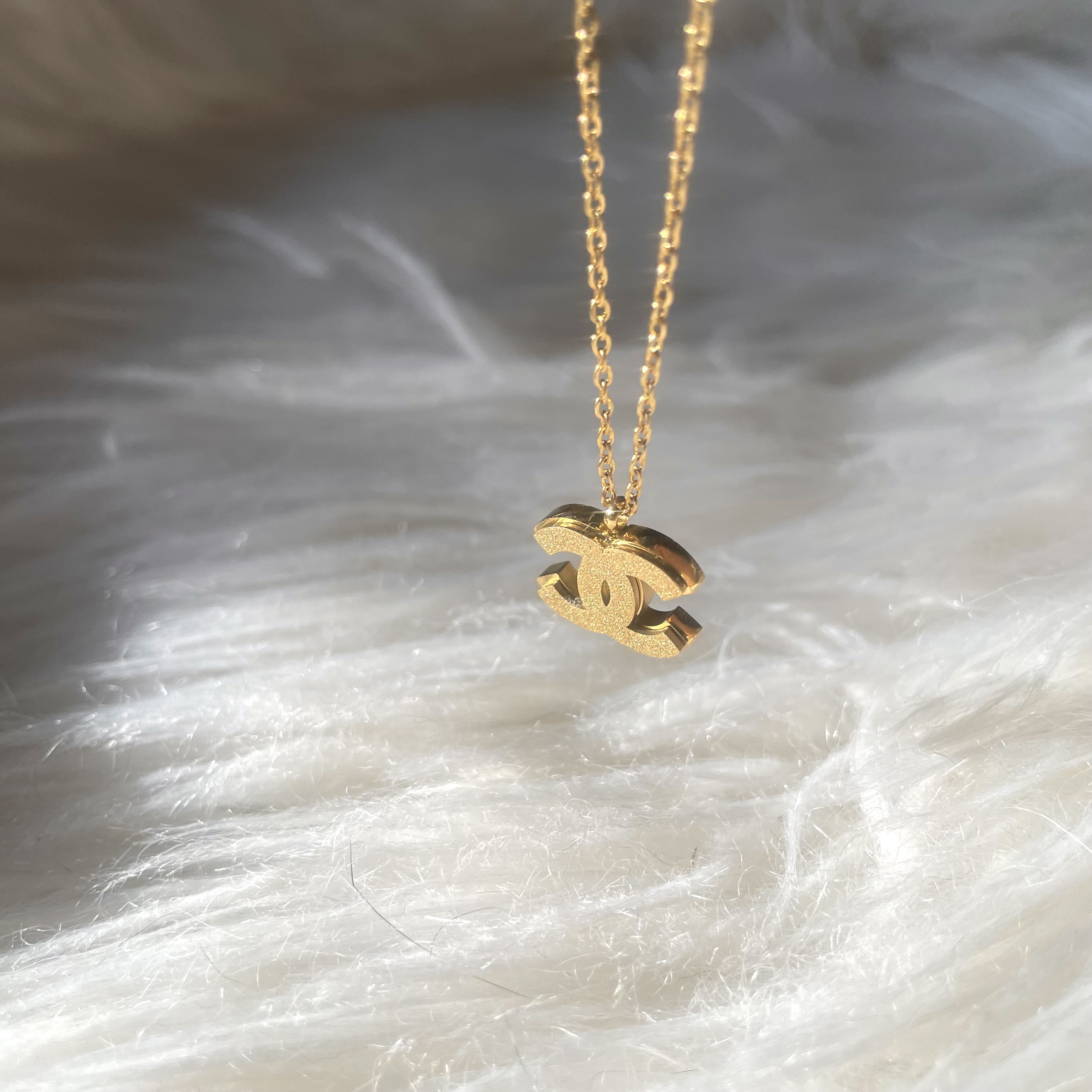 香奶奶金碎鑽 logo 鎖骨翻玩項鍊