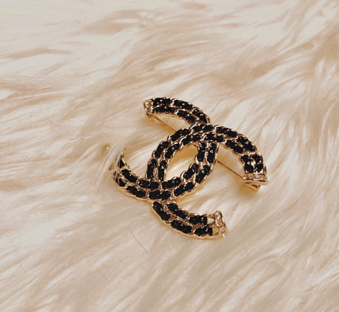 香奶奶經典皮革穿錬 金鑽雙c翻玩胸針