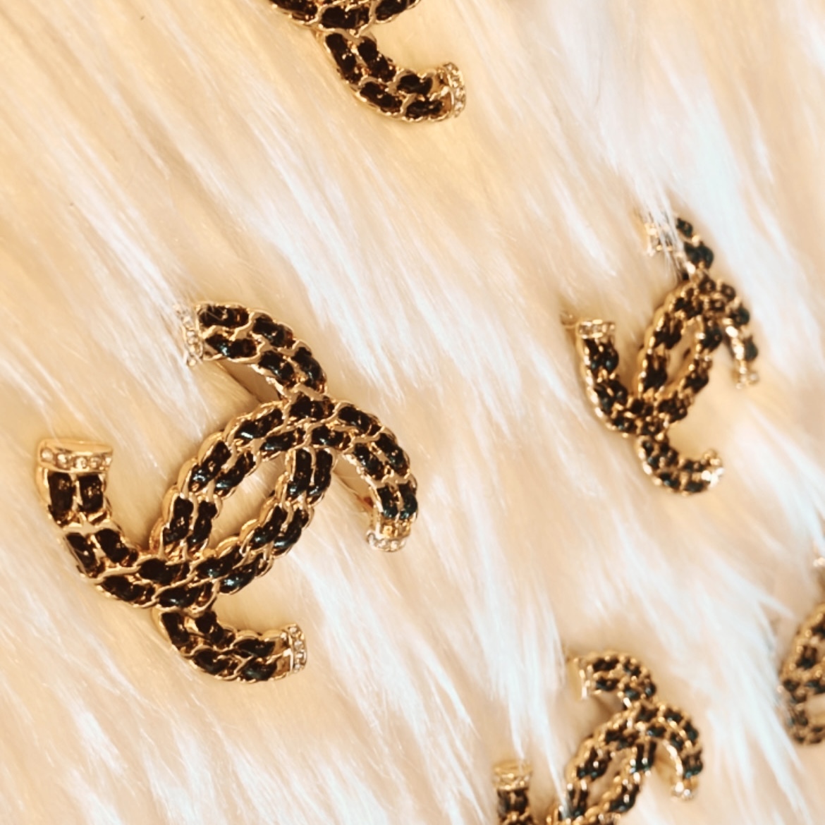 香奶奶經典皮革穿錬 金鑽雙c翻玩胸針