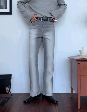 灰色靴型牛仔褲