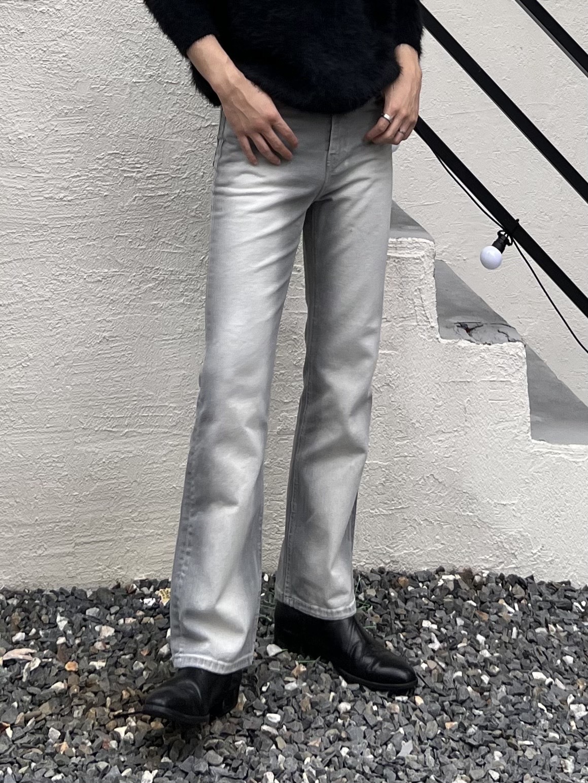 灰色靴型牛仔褲