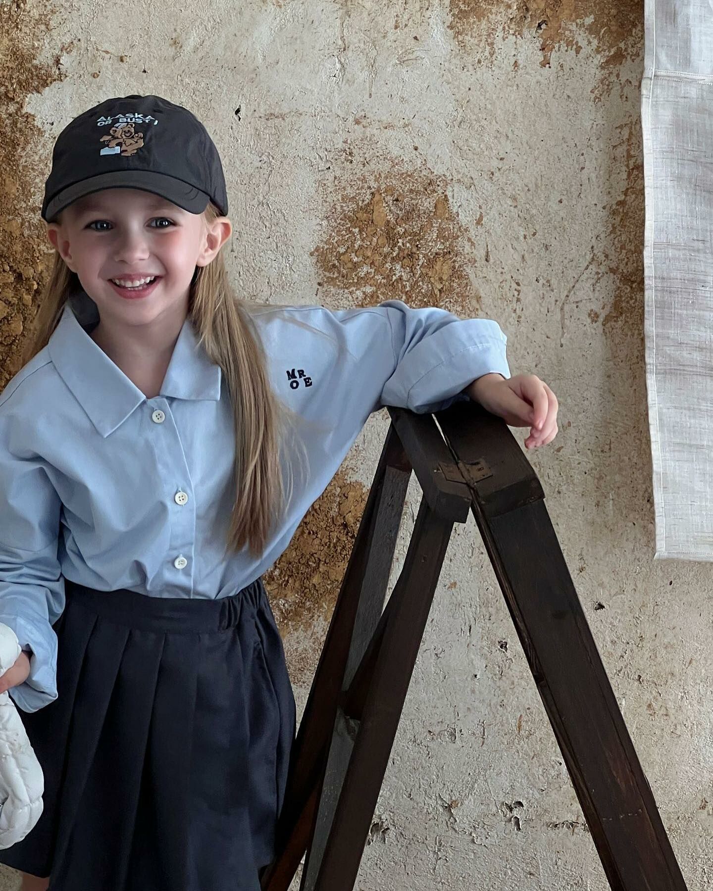 清新藍刺繡字母襯衫/深灰西裝百摺褲裙