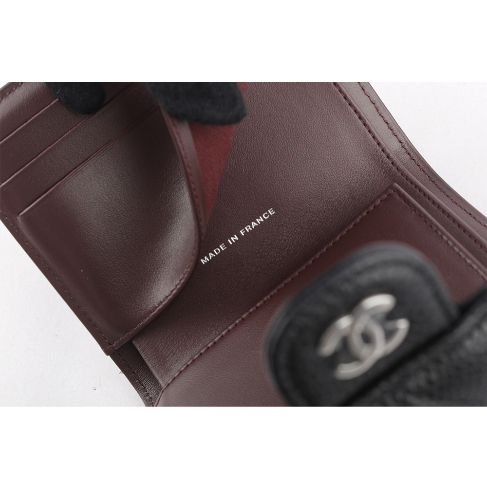 【CHANEL】銀色CC Logo 菱格紋荔枝牛皮三折短夾(黑色) AP0231 Y01588 C3906