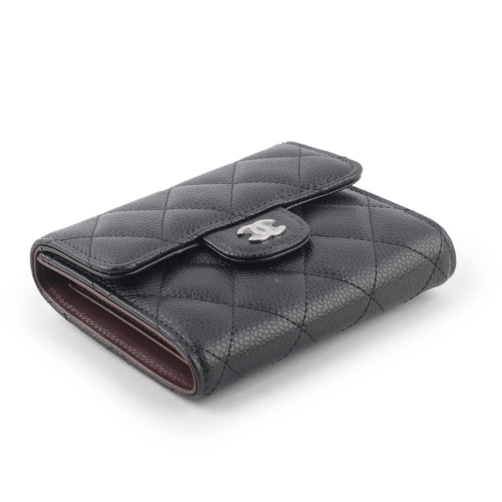【CHANEL】銀色CC Logo 菱格紋荔枝牛皮三折短夾(黑色) AP0231 Y01588 C3906