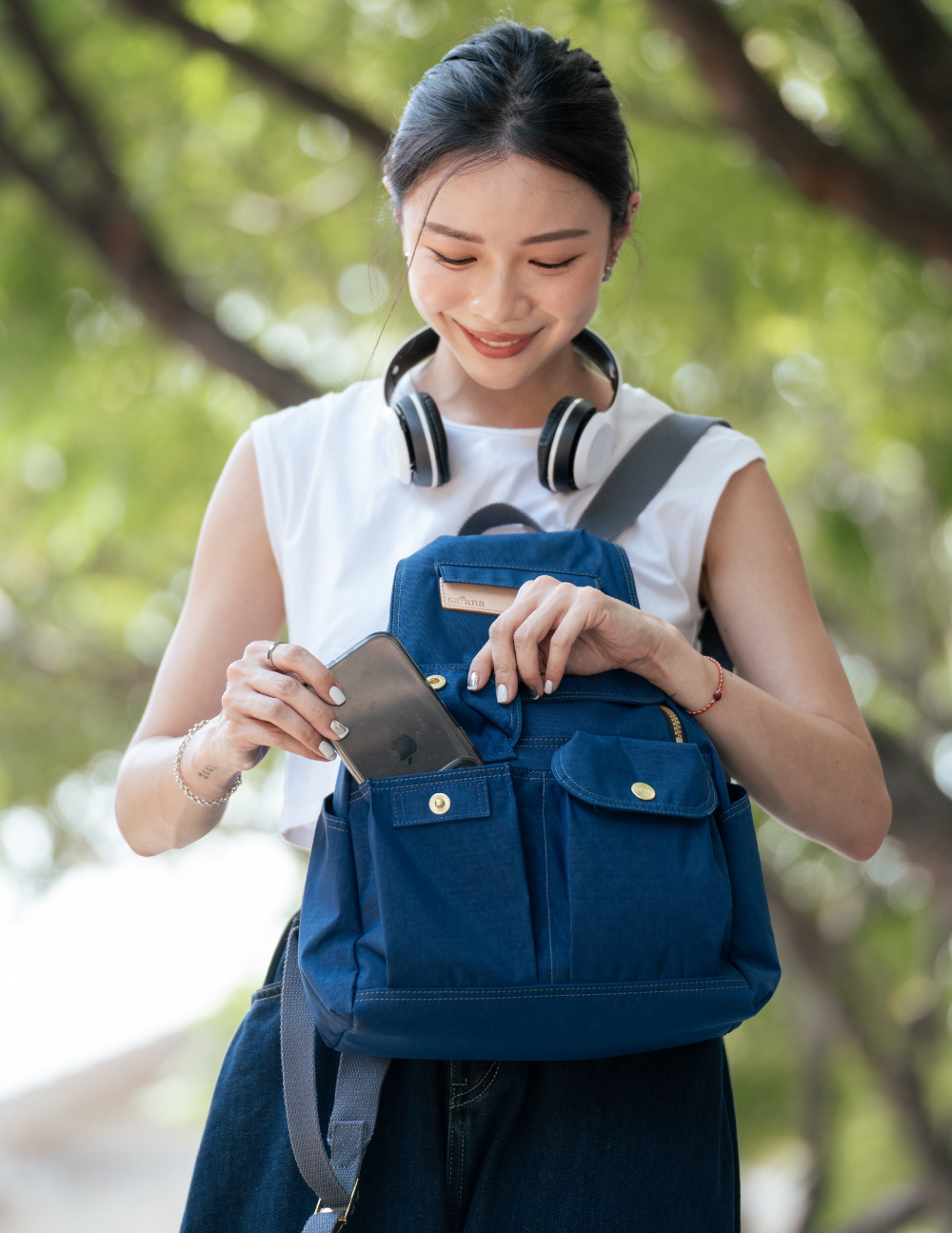 satana Soldier 小拉鍊後背包 海軍藍色 SOS0972-225 使用情境照