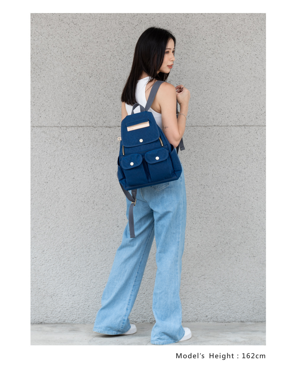 satana Soldier 小拉鍊後背包 海軍藍色 SOS0972-225 身高比例照