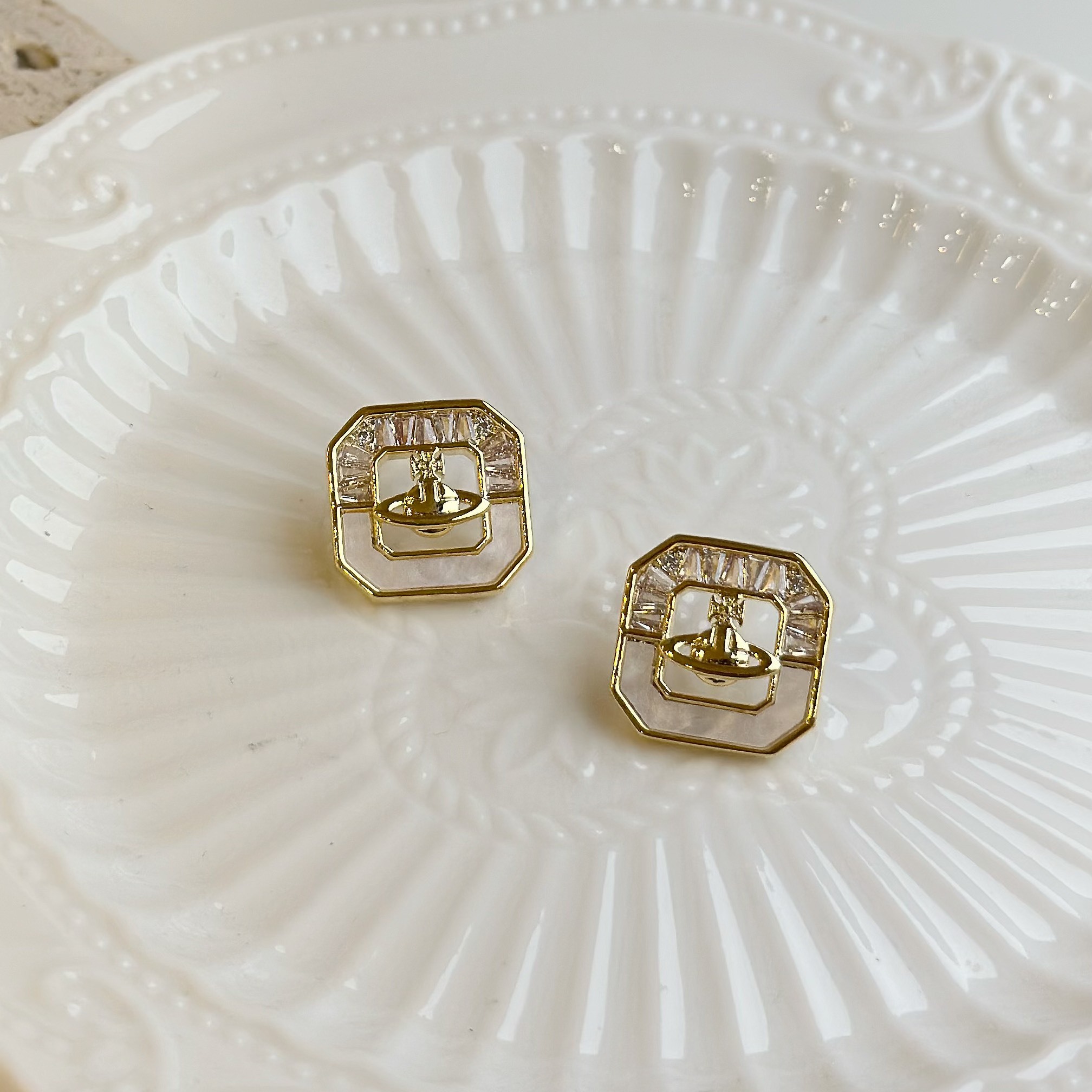 H19浩瀚．星球白貝耳貼