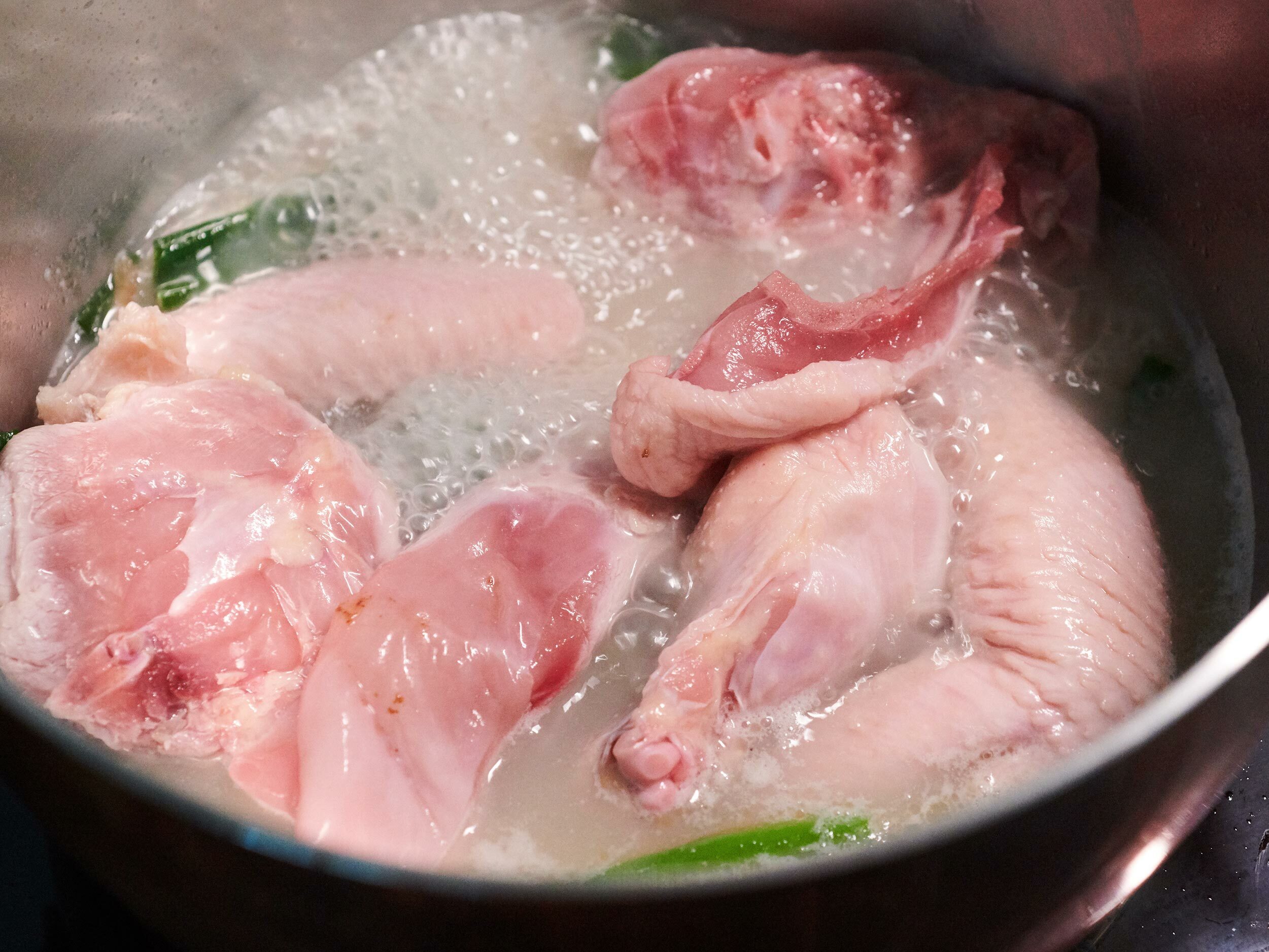 加入雞翅、雞腿肉塊，以中～小火慢煮約30分鐘，不要讓湯汁沸騰，以免雞肉過老。其間撈取掉泡沫浮渣。